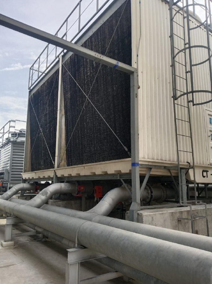 Aircon servicing technician at work in Petaling Jaya, Selangor